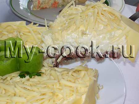 Салат с мясом, сыром и яблоком Анютка