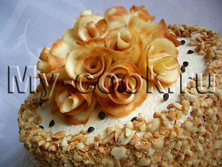 Праздничный торт с арахисом и розами