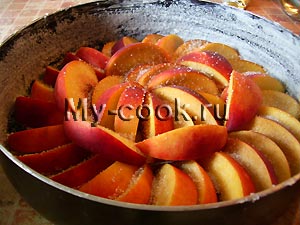 Пирог Татэн с персиками и миндалем