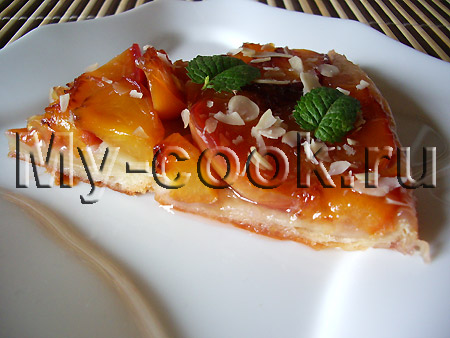 Пирог Татэн с персиками и миндалем