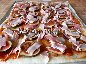 Домашняя пицца с инжиром, грудинкой и моцареллой