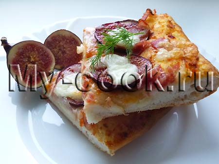 Домашняя пицца с инжиром, грудинкой и моцареллой
