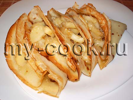 Блинчики с карамельными яблочками и кунжутом