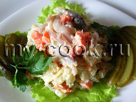 Салат из овощей с копченой рыбой