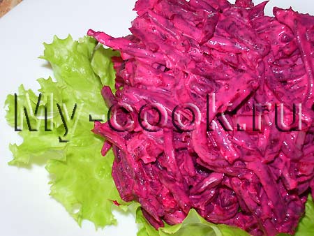 Салат из свеклы с чесноком и черешковым сельдереем