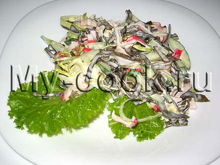 Салат с крабовым мясом, морской капустой и луком – пореем