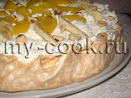 Торт Павлова с бананами и персиками