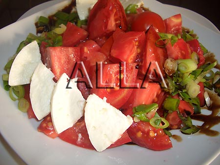 Салат из помидоров с бальзамическим уксусом и оливковым маслом