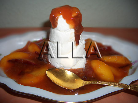 Десерт "Эйфелева башня" с фруктами и мороженым