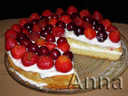 Бисквитный торт с ягодами
