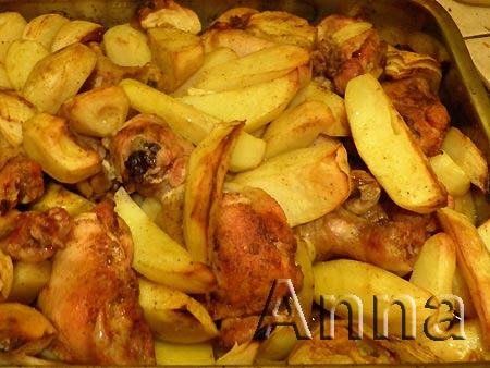 Картофель с курицей, яблоками и луком