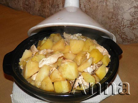 Тажин с куриныым филе, картофелем и фруктами