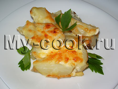 Молодой картофель, запеченный в сливках под сырной корочкой