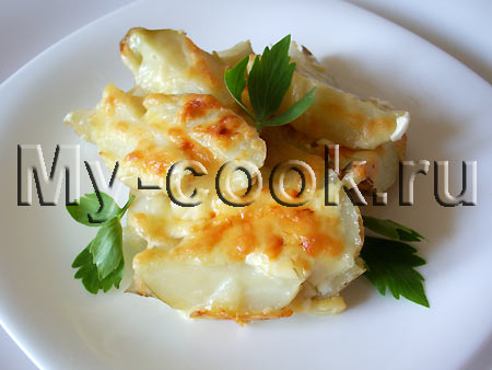 Молодой картофель, запеченный в сливках под сырной корочкой